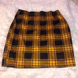 Medium-Yellow and black tight skirt. New!
